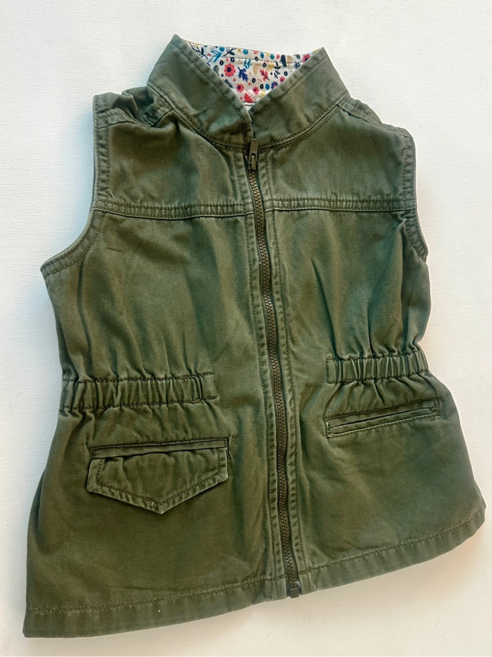 Carter’s girl’s olive green utility vest features a full front zipper.  Size 4T.